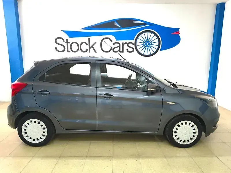 Usado Ford Ka Plus Ultimate 85 CV (62 kW) 2017 Gris / plata Utilitario
