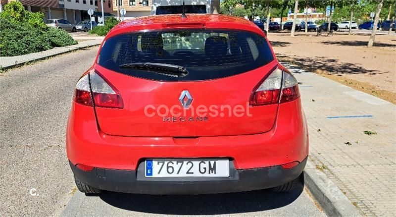 Usado Renault Mégane Dynamique 105 CV (77 kW) 2009 Rojo Berlina