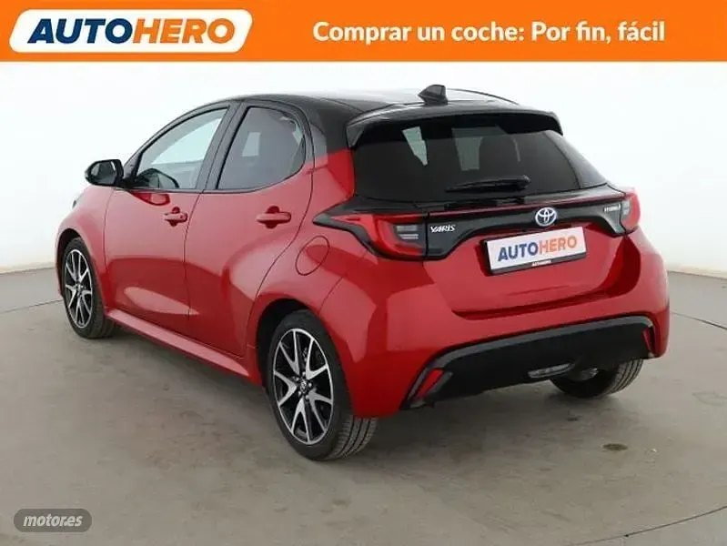 Usado Toyota Yaris Hybrid Plus 116 CV (85 kW) 2022 Rojo Berlina