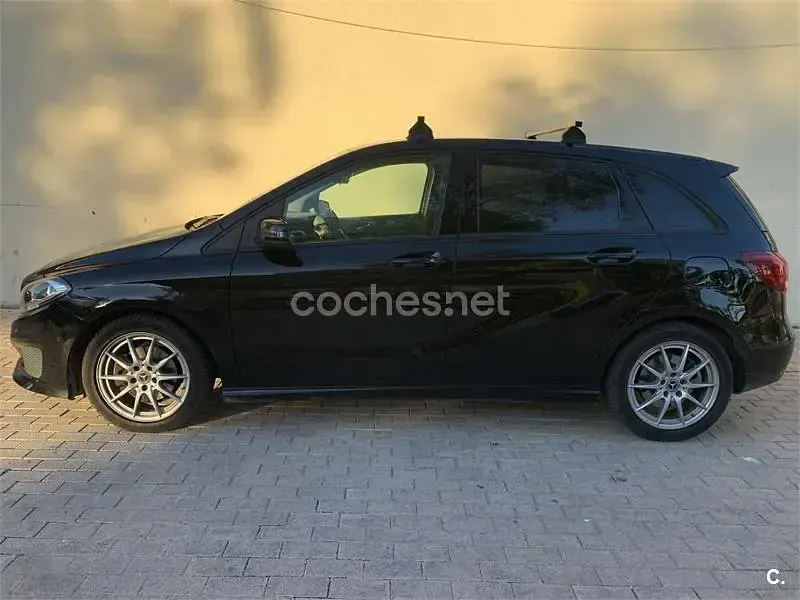 Usado Mercedes B200 136 CV (100 kW) 2018 Negro Utilitario