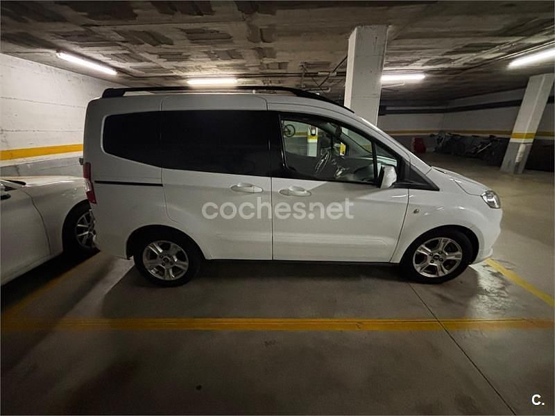 Usado Ford Tourneo Courier Sport 100 CV (73 kW) 2022 Blanco Monovolumen