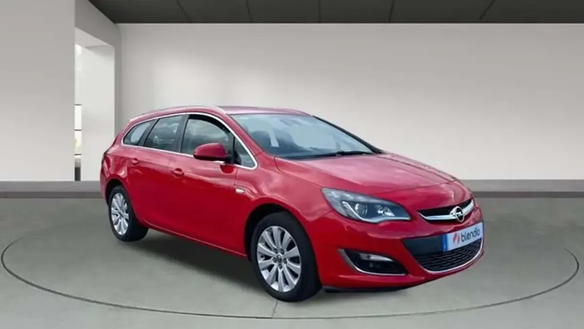 Usado Opel Astra Excellence 136 CV (100 kW) 2015 Rojo Utilitario