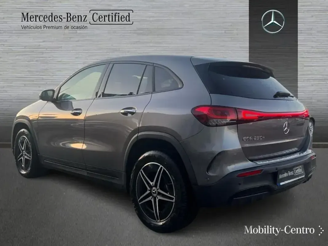 Usado Mercedes EQA250+ AMG line 139 kW (190 CV) 2023 Mountaingrau  met. SUV