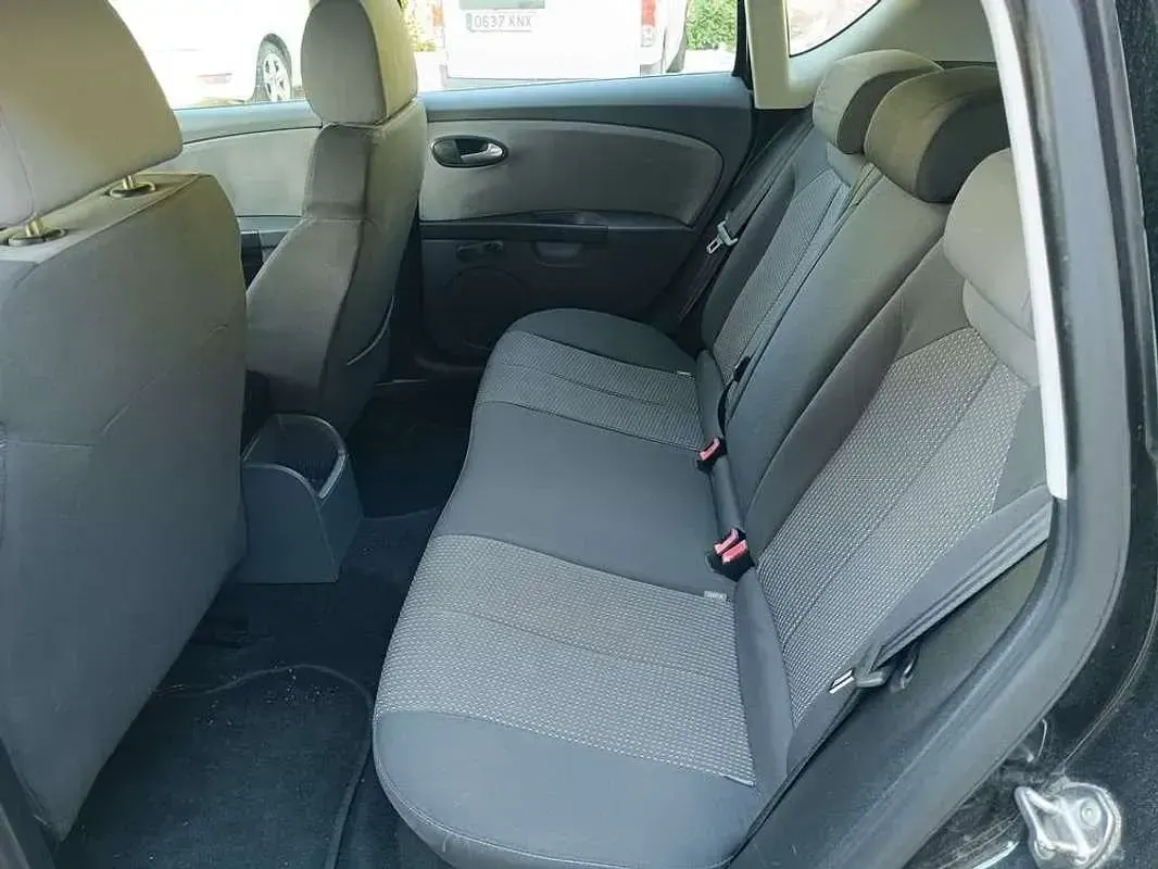 Usado Seat Leon Sport 125 CV (91 kW) 2010 Negro Utilitario