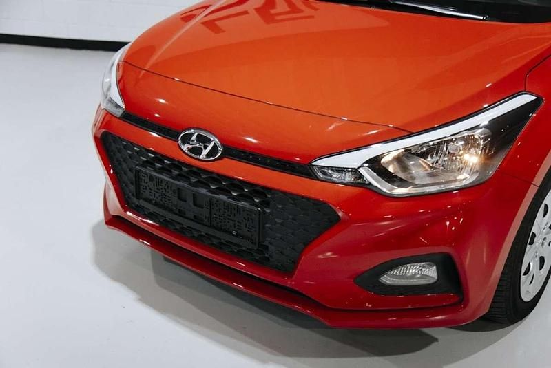 Usado Hyundai i20 75 CV (55 kW) 2019 Rojo Utilitario