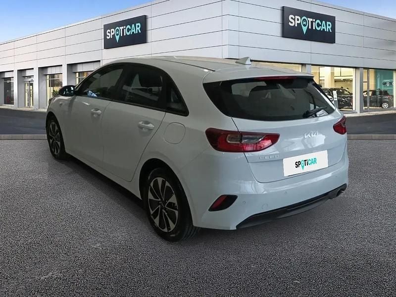 Begagnad Kia Ceed 100 HK (73 kW) 2025 Vit Halvkombi