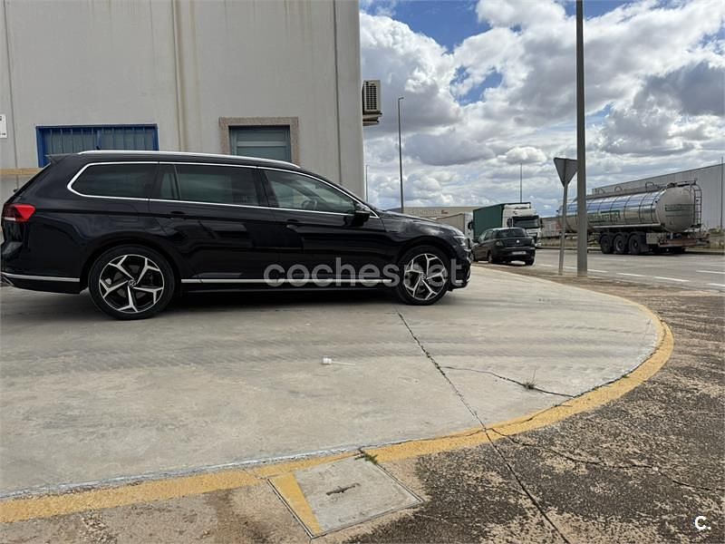 Usado VW Passat R-line 150 CV (110 kW) 2021 Negro Familiar