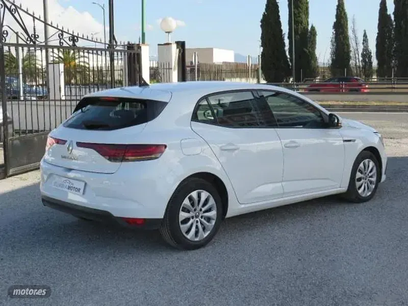 Usado Renault Mégane II Intens 115 CV (84 kW) 2021 Blanco Berlina