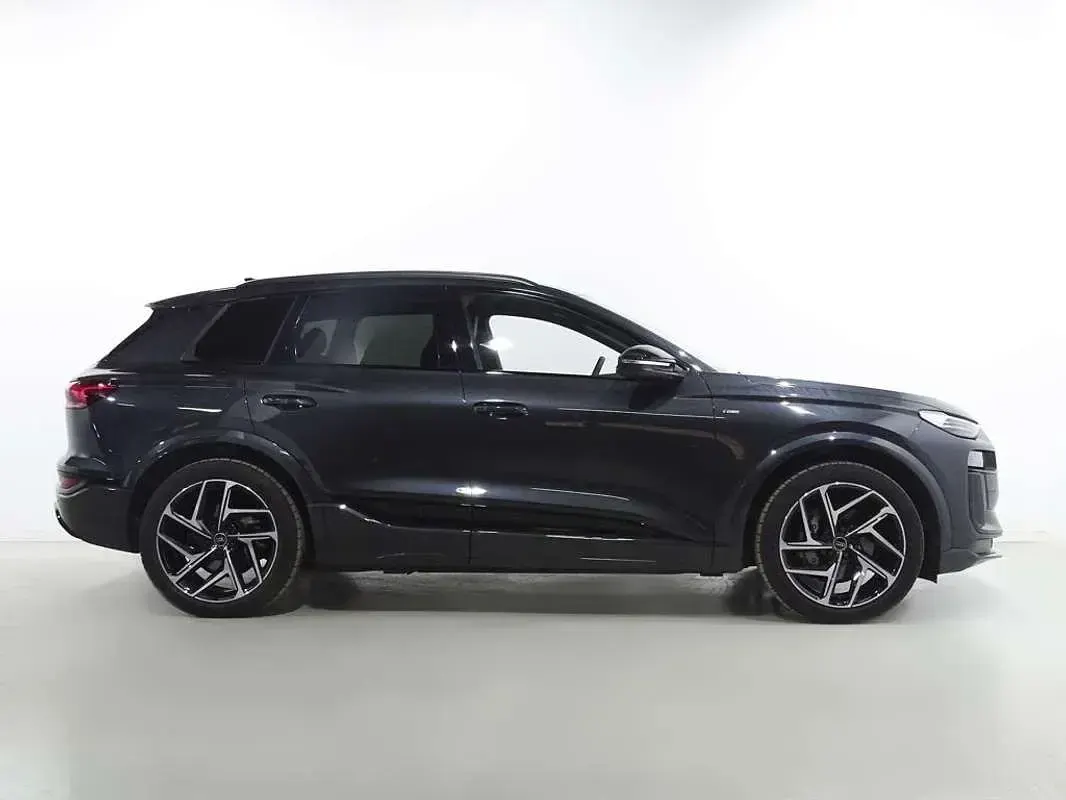 Usado Audi Q6 e-tron Performance 225 kW (306 CV) 2025 Gris SUV