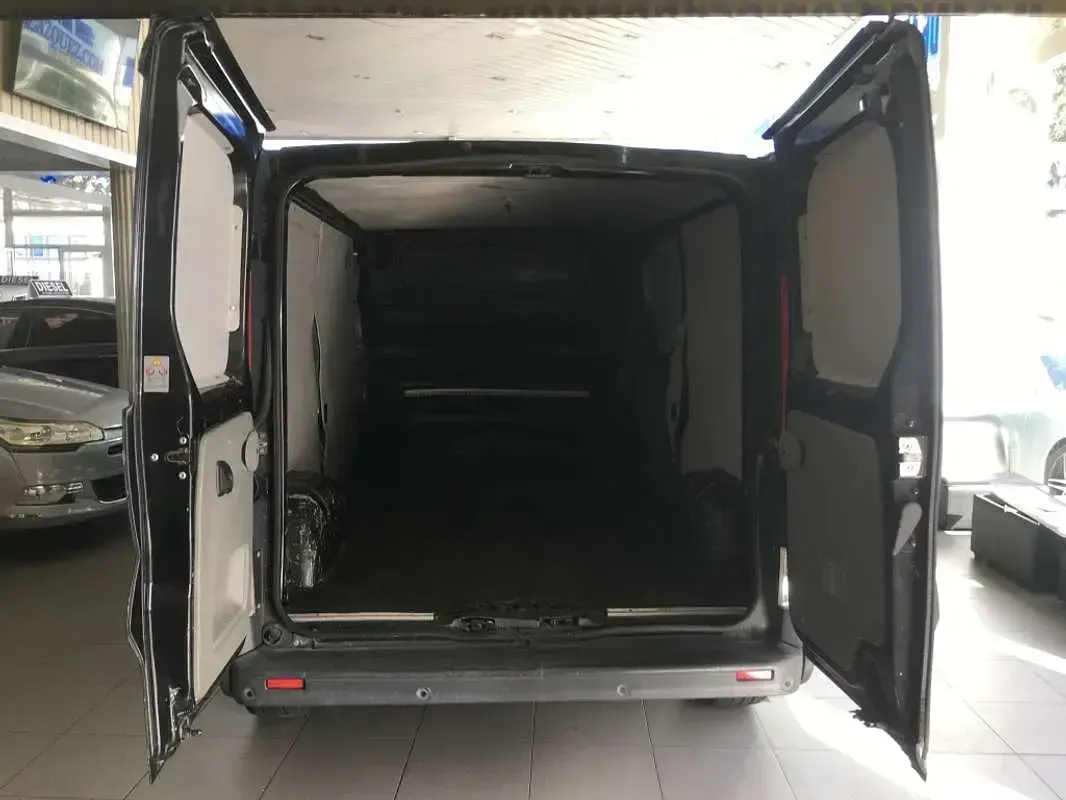 Usado Renault Trafic 90 CV (66 kW) 2013 Negro Monovolumen