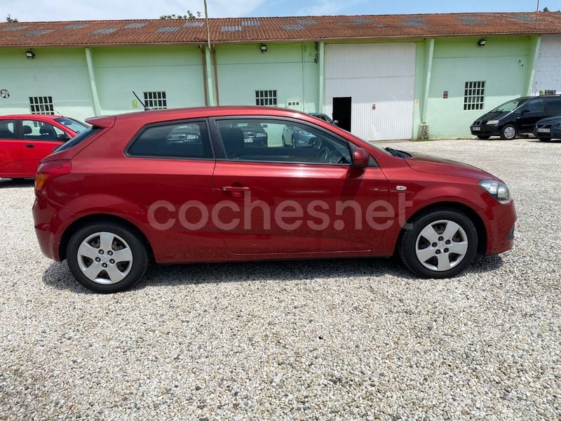 Usado Kia ProCeed Plus 105 CV (77 kW) 2012 Granate Utilitario