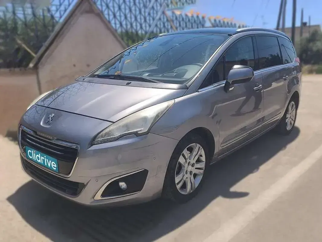 Usado Peugeot 5008 Allure 120 CV (88 kW) 2014 Gris Monovolumen