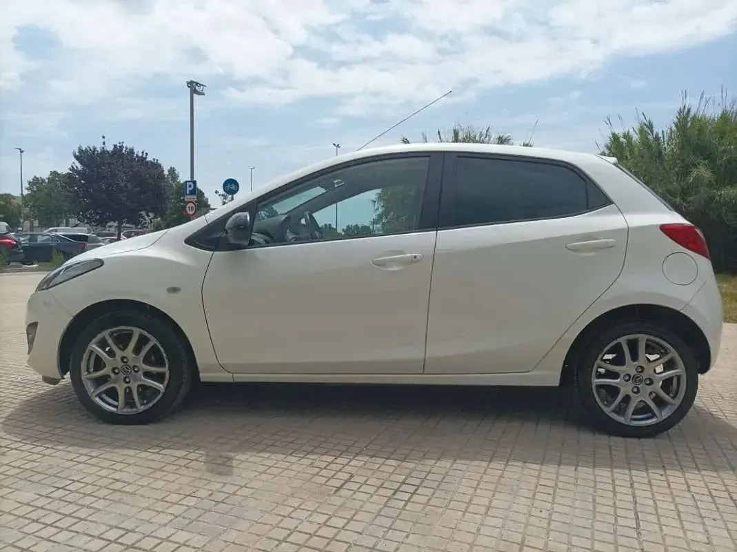 Usado Mazda 2 Style 75 CV (55 kW) 2013 Blanco Utilitario
