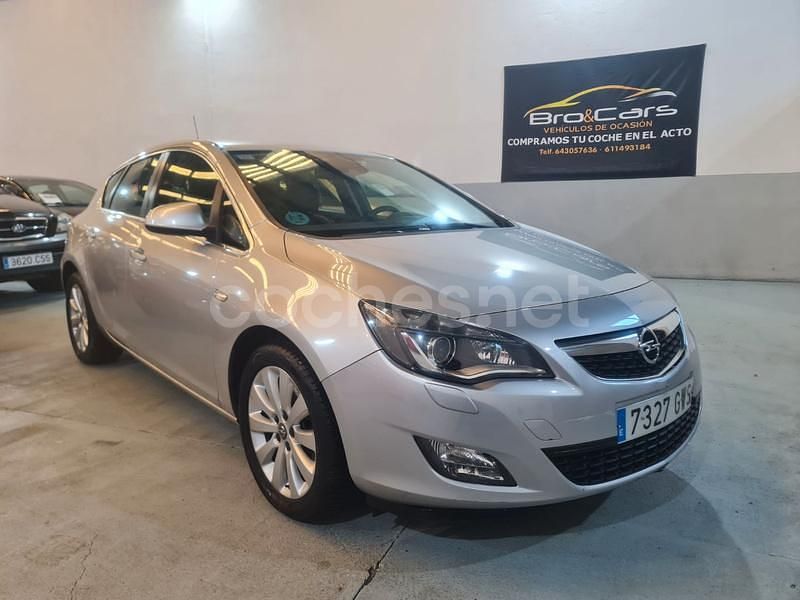 Gris / plata Usado 2010 Opel Astra Cosmo Berlina | 5999 € (Un poco caro) - Imagen 1/4