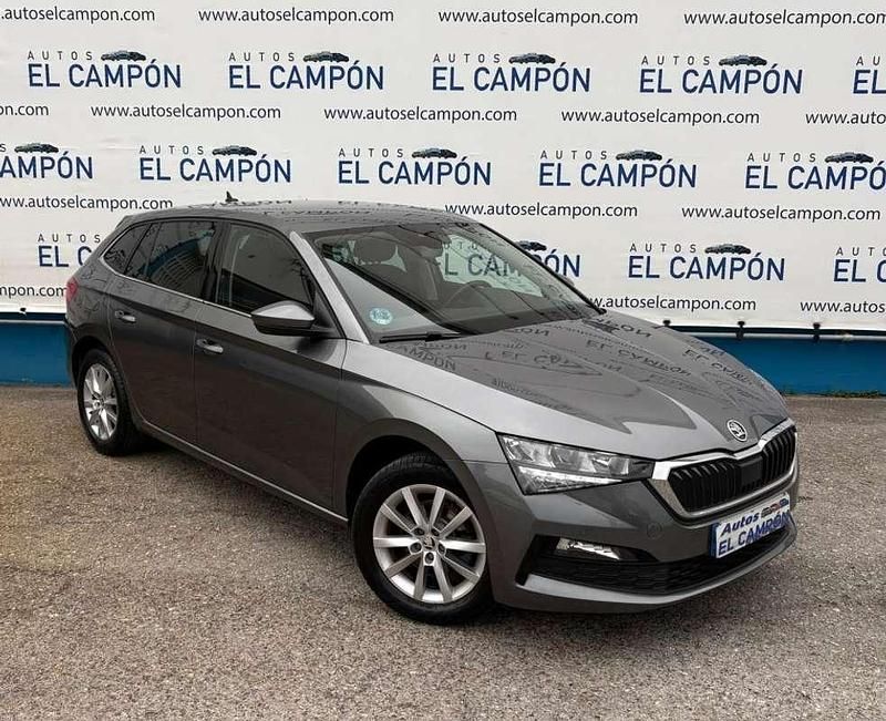 Usado Skoda Scala Ambition 110 CV (80 kW) 2022 Gris Utilitario