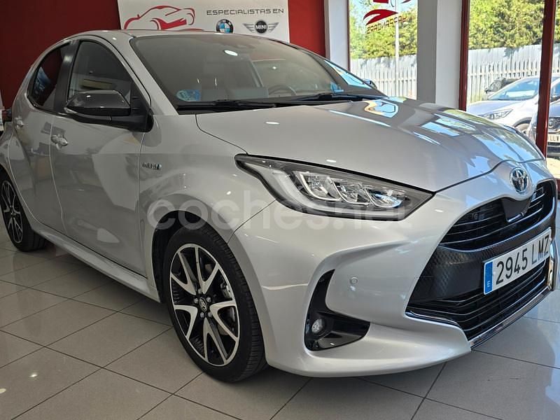 Gris / plata Usado 2021 Toyota Yaris Hybrid Plus Berlina | 19.690 € (Un poco caro) - Imagen 1/4