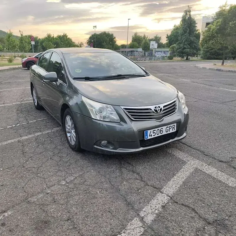 Usado Toyota Avensis Advance 126 CV (92 kW) 2009 Marrón Berlina