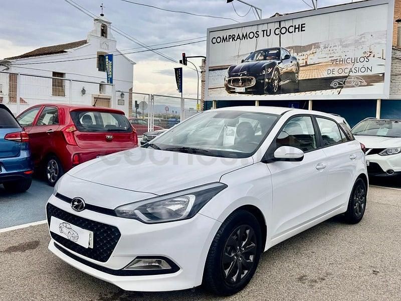 Usado Hyundai i20 90 CV (66 kW) 2017 Blanco Berlina