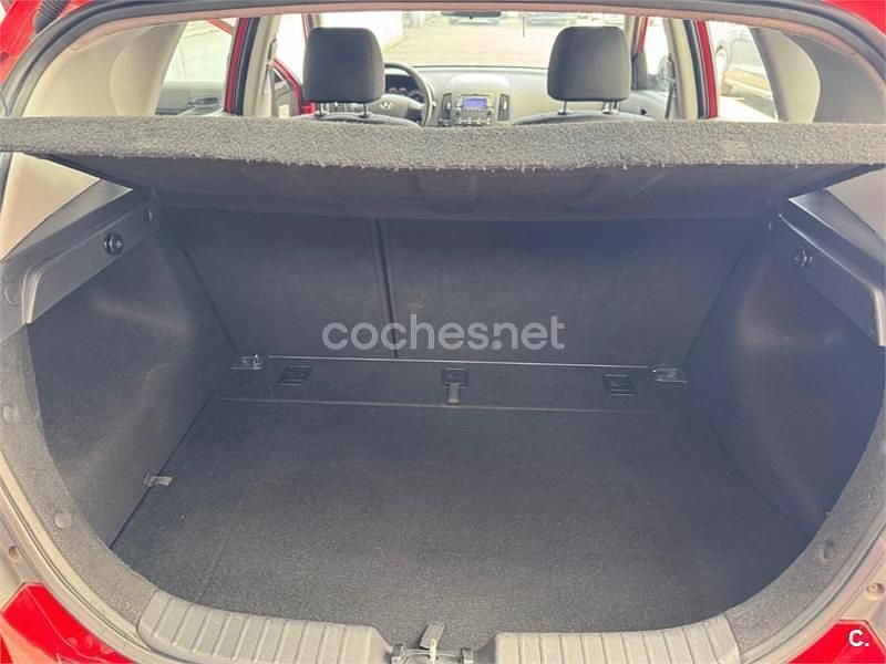 Usado Hyundai i30 Classic 109 HP (80 kW) 2009 Vermelho Sedan