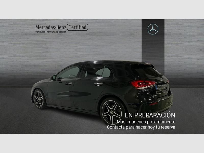 Usado Mercedes A180 136 CV (100 kW) 2020 Negro cosmos metalizado Utilitario