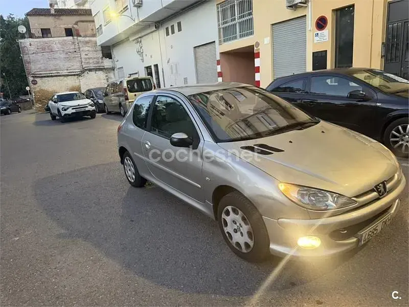 Usado Peugeot 206 70 CV (51 kW) 2005 Gris / plata Berlina