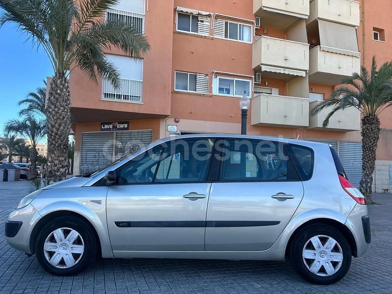 Usado Renault Scénic II Privilege 105 CV (77 kW) 2006 Marrón Monovolumen