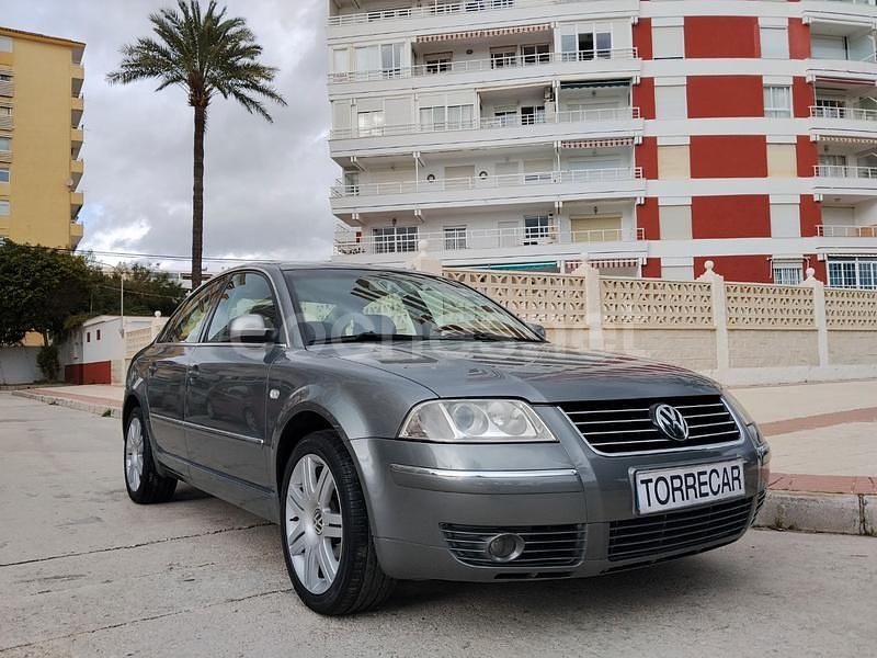 Gris / plata Usado 2003 VW Passat Highline Berlina | 5490 € (Un poco caro) - Imagen 1/4
