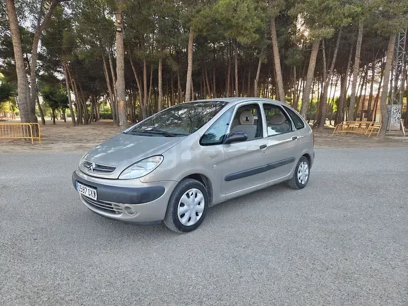 Usado Citroën Xsara Picasso Exclusive 90 CV (66 kW) 2004 Beige Monovolumen