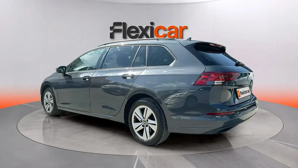 Usado VW Golf VIII Life 110 CV (80 kW) 2022 Gris Familiar