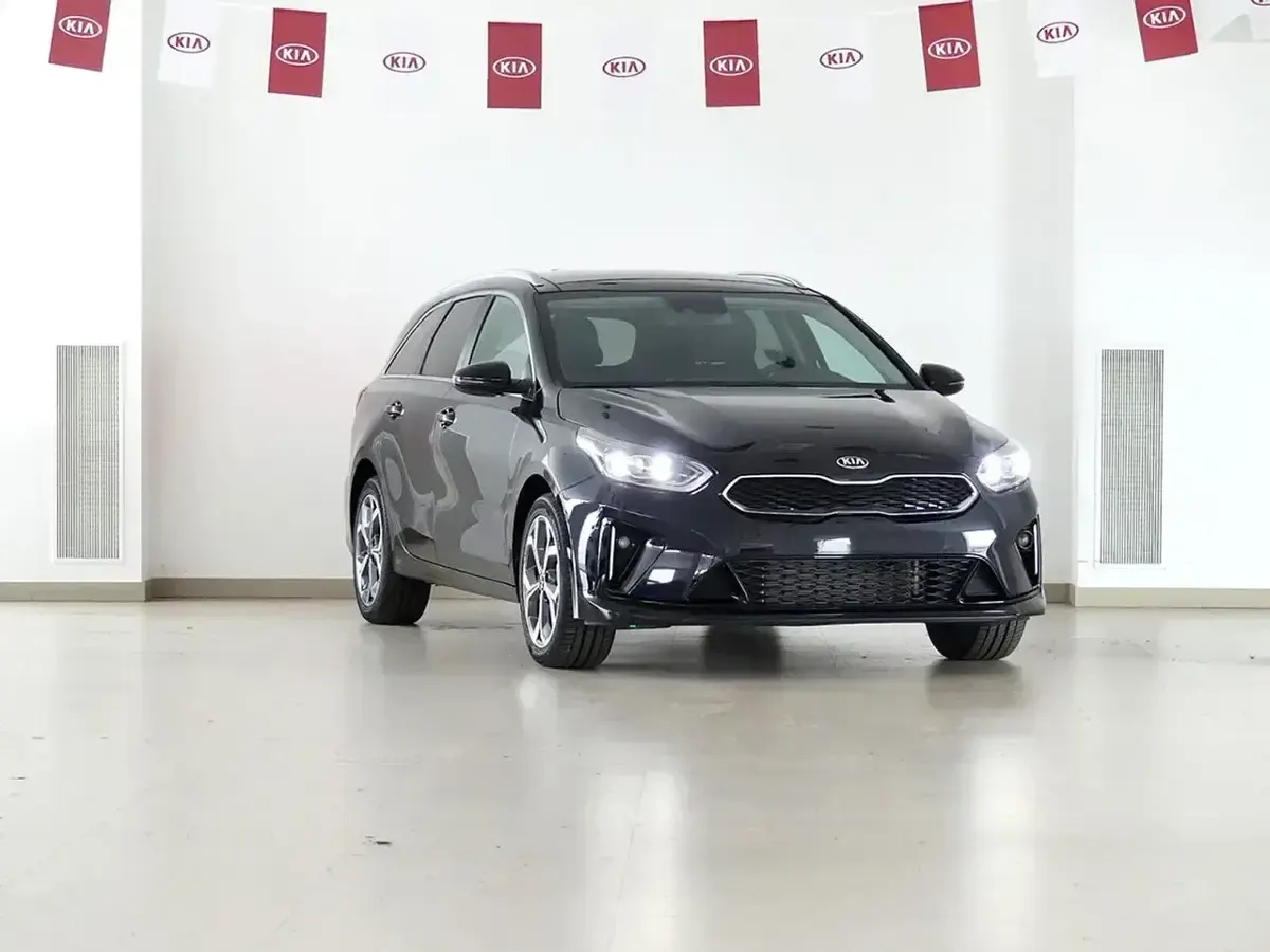 Usado Kia Ceed 141 CV (103 kW) 2022 Negro Utilitario