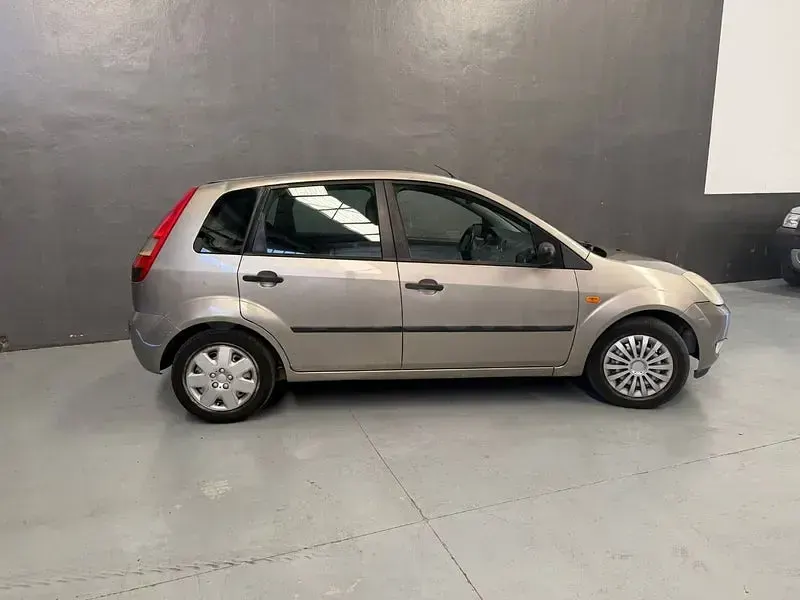 Usado Ford Fiesta Ambiente 68 CV (50 kW) 2003 Beige Utilitario