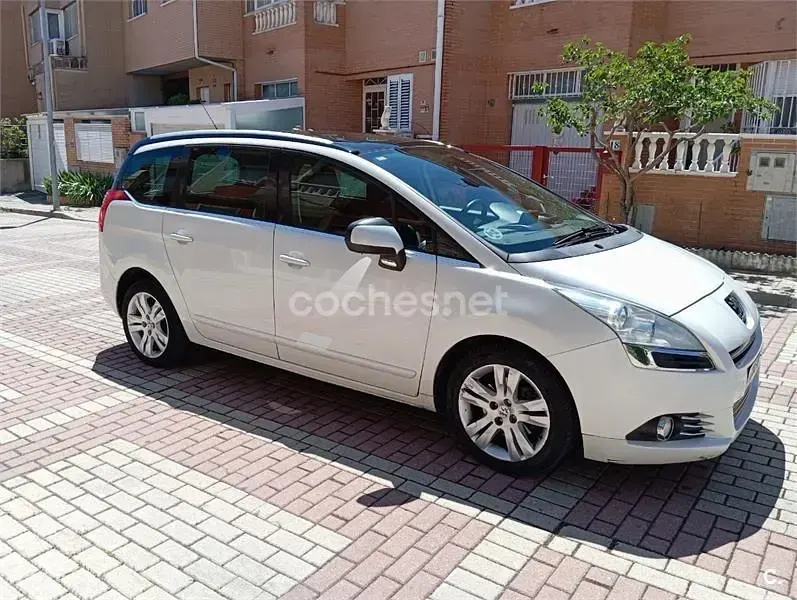 Używany Peugeot 5008 Allure 150 KM (110 kW) 2011 Biały Minivan