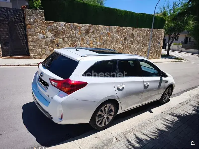Usado Toyota Auris Hybrid Active 136 CV (100 kW) 2014 Blanco Familiar