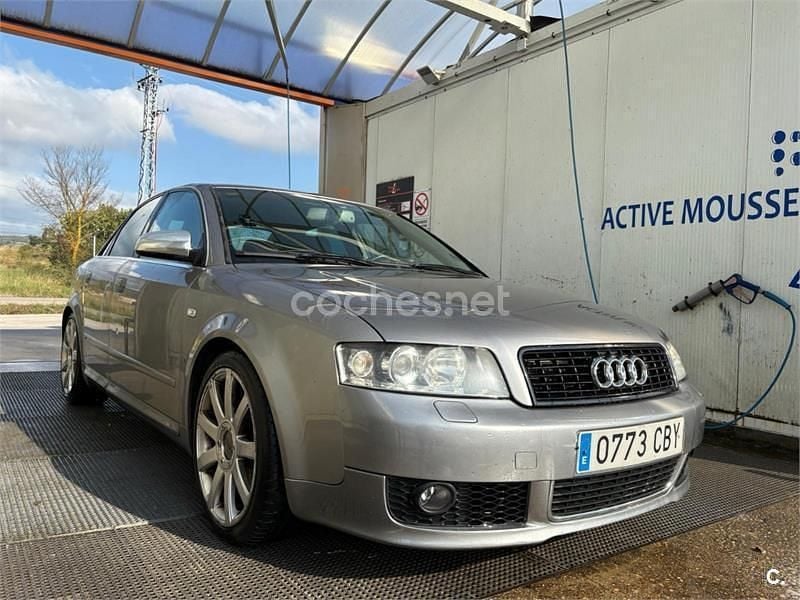 Usado Audi A4 131 CV (96 kW) 2002 Gris / plata Berlina