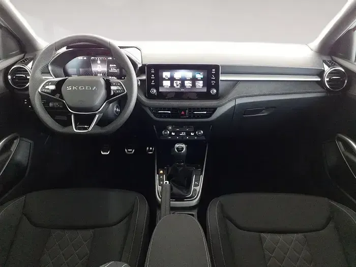 Usado Skoda Fabia 95 CV (69 kW) 2025 Gris plata Utilitario