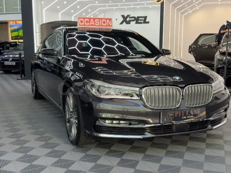 Usado BMW 750L Comfort Edition 450 CV (330 kW) 2017 Gris / plata Berlina