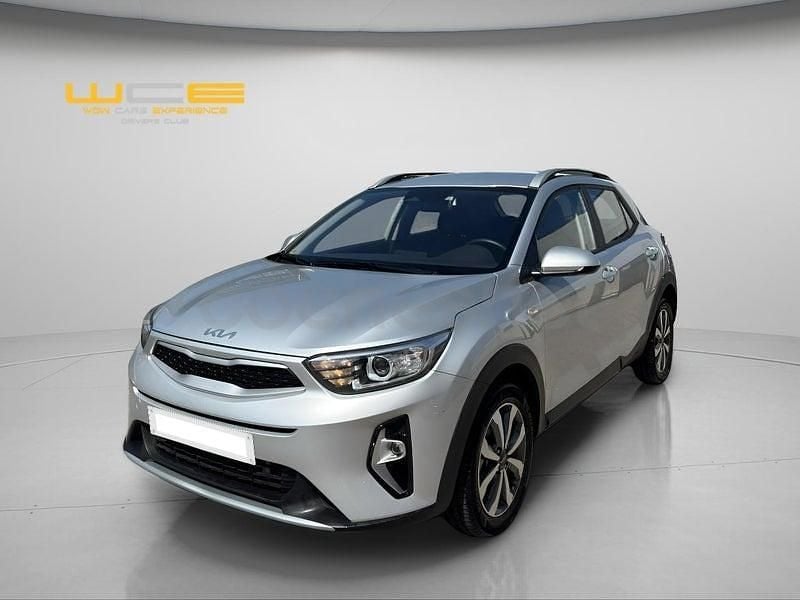 Usado Kia Stonic 100 CV (73 kW) 2025 Gris / plata SUV