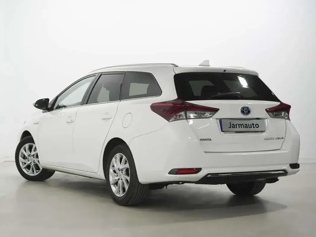 Usado Toyota Auris Hybrid Active 136 CV (100 kW) 2016 Blanco Familiar