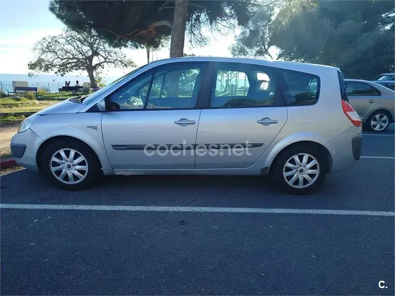Usado Renault Grand Scénic II Dynamique 150 CV (110 kW) 2006 Gris / plata Monovolumen