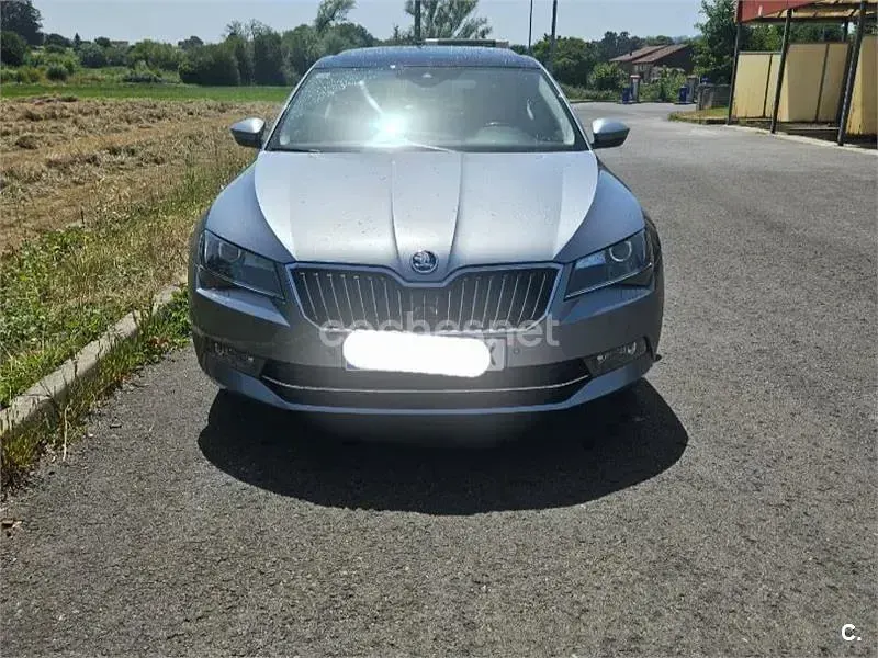 Usado Skoda Superb Style 190 CV (139 kW) 2016 Gris / plata Berlina