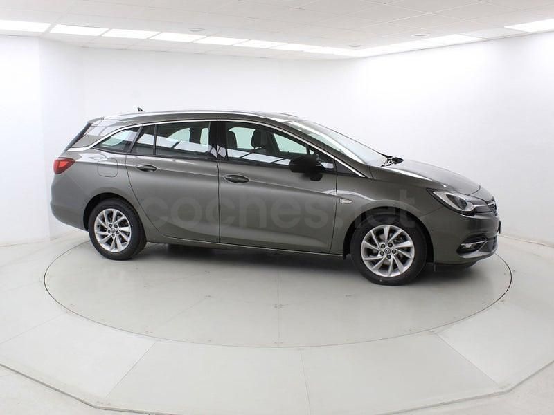 Usado Opel Astra Elegance 145 CV (106 kW) 2020 Gris espacial (perlado) Familiar