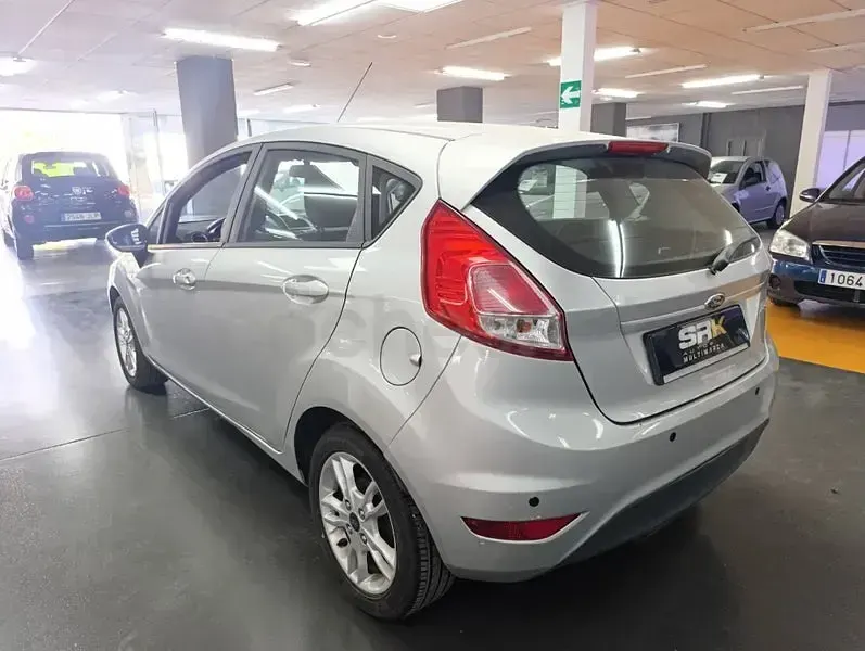 Usado Ford Fiesta Trend 82 CV (60 kW) 2016 Gris / plata Utilitario