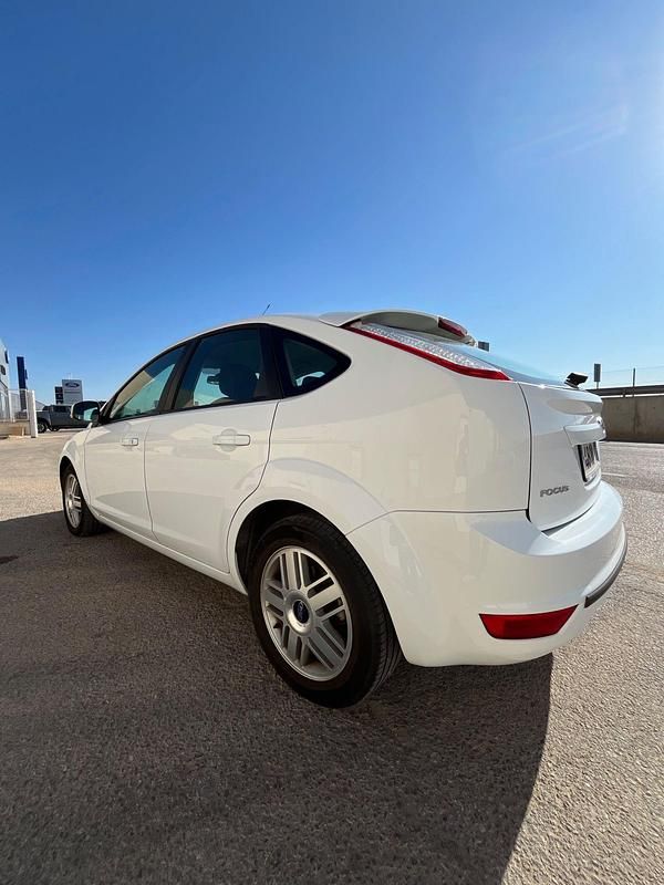 Usado Ford Focus Trend 115 CV (84 kW) 2009 Blanco