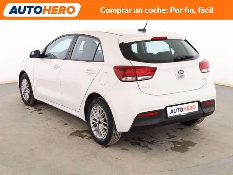 Usado Kia Rio 101 CV (74 kW) 2018 Blanco Berlina