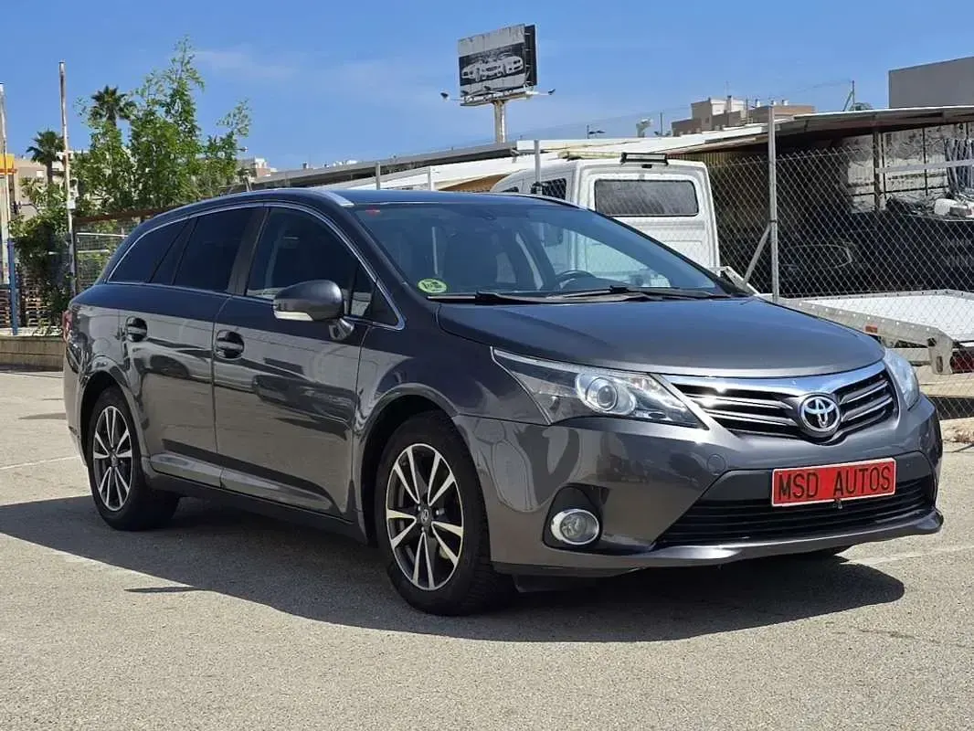 Usado Toyota Avensis Executive 124 CV (91 kW) 2013 Gris Familiar