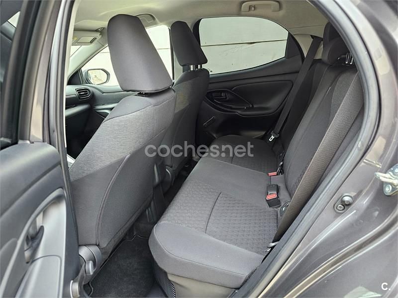 Usado Toyota Yaris Hybrid Style 116 CV (85 kW) 2021 Gris / plata Berlina