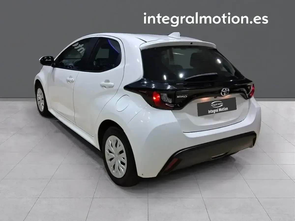 Usado Toyota Yaris Business Edition 69 CV (50 kW) 2022 Blanco Utilitario
