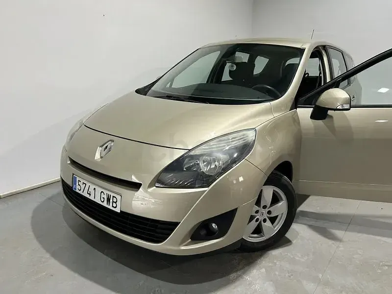 Usado Renault Grand Scénic Expression 105 CV (77 kW) 2010 Beige Monovolumen