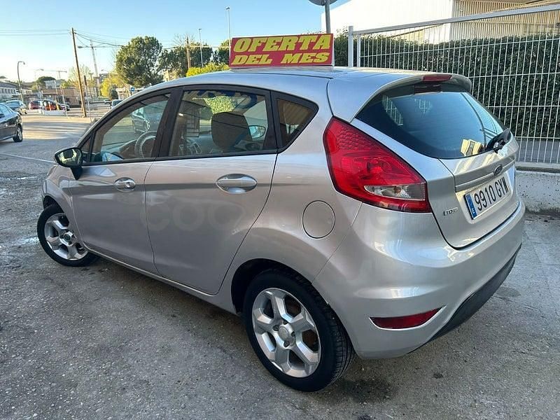 Usado Ford Fiesta Trend 68 CV (50 kW) 2010 Gris / plata Utilitario