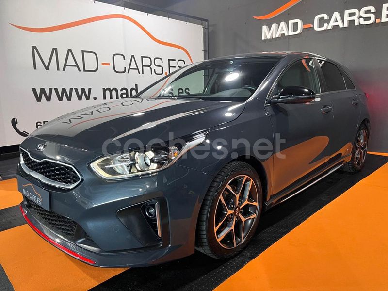 Gris / plata Usado 2021 Kia Ceed GT GT-Line Berlina | 14.990 € (Precio justo) - Imagen 1/4